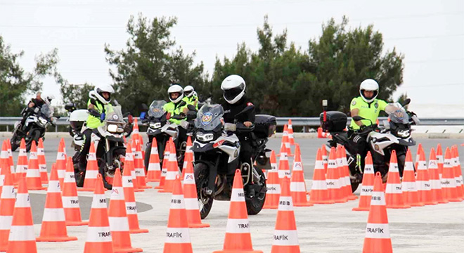 Eğitim alan polislere sertifikaları verildi